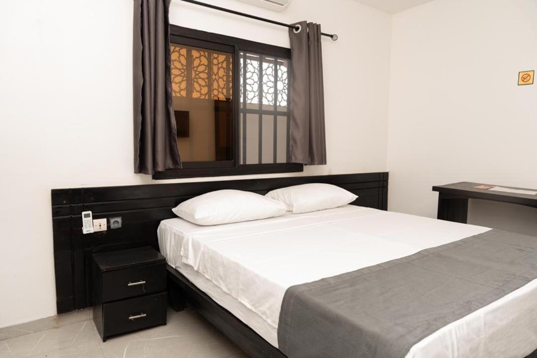 Airport Inn Hotel Lome Exterior photo